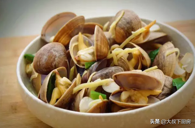 大叔家的家常菜：酒蒸蛤蜊，香气扑鼻，鲜嫩味美，家人喜欢