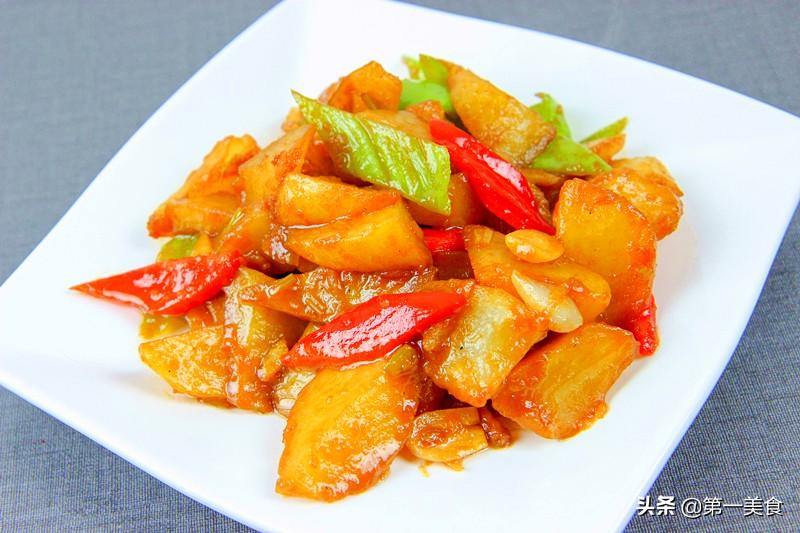 饭店的土豆为什么好吃，厨师长教你红烧土豆的做法，简单美味
