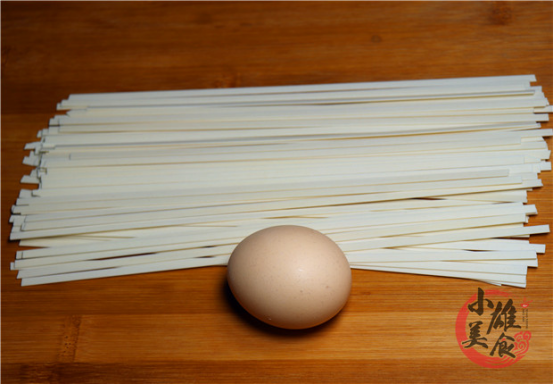 1把面条加1个鸡蛋，大厨教你面条一道新做法，样子像极了鸟巢