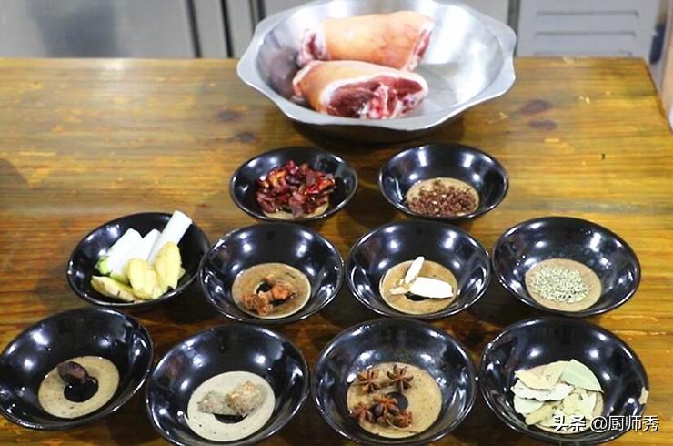 肘子的正确做法，色泽红亮又入味，2种味型任你选，过年露一手