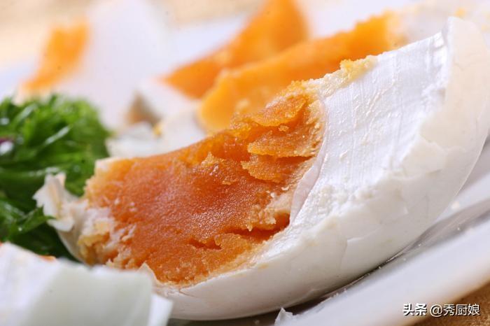 腌咸鸭蛋时，有人用盐水，有人用泥土，其实都不对，教你正确做法