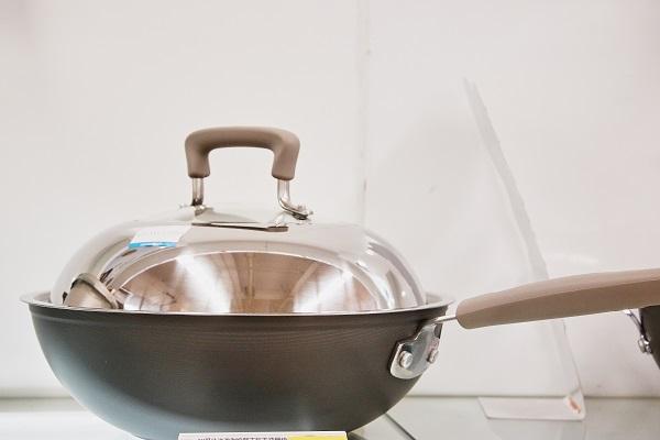 不锈钢厨具上“黑黑的”一层，到底是什么？会致癌吗？告诉你真相