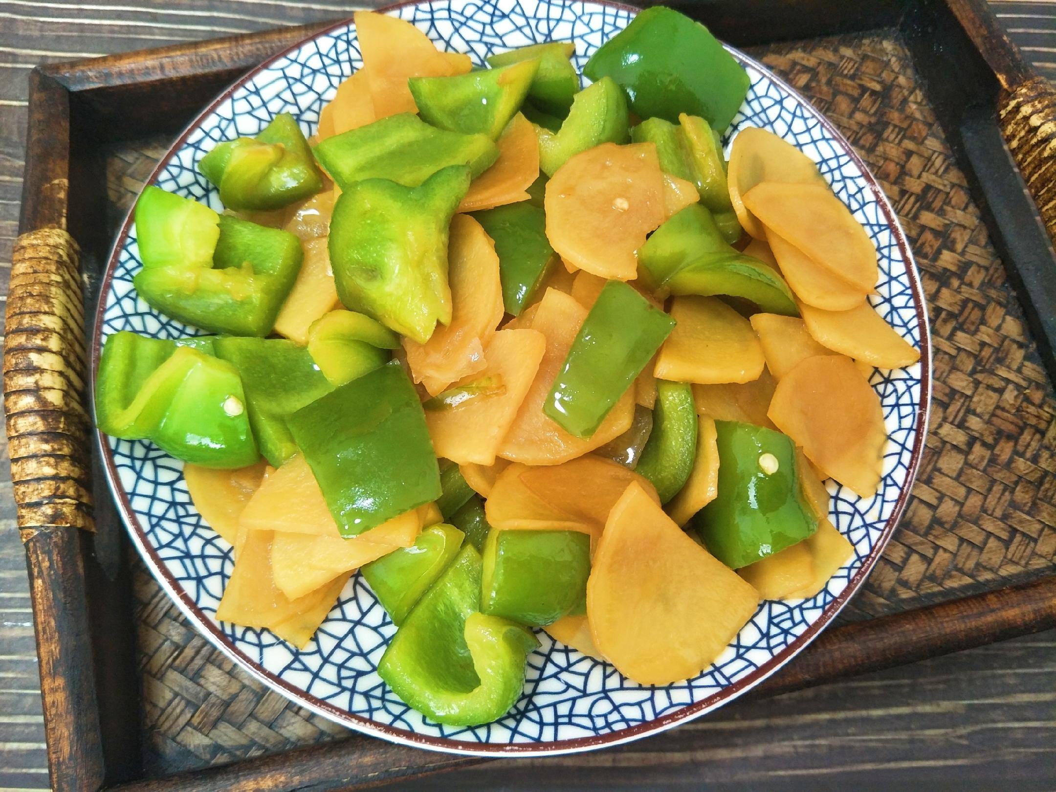 土豆和青椒一起炒，成本不过5块钱，清脆爽口，青椒翠绿土豆不黑