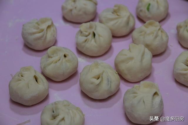 生包子用水煮，表面软嫩底部焦脆，做法简单，详细食谱分享