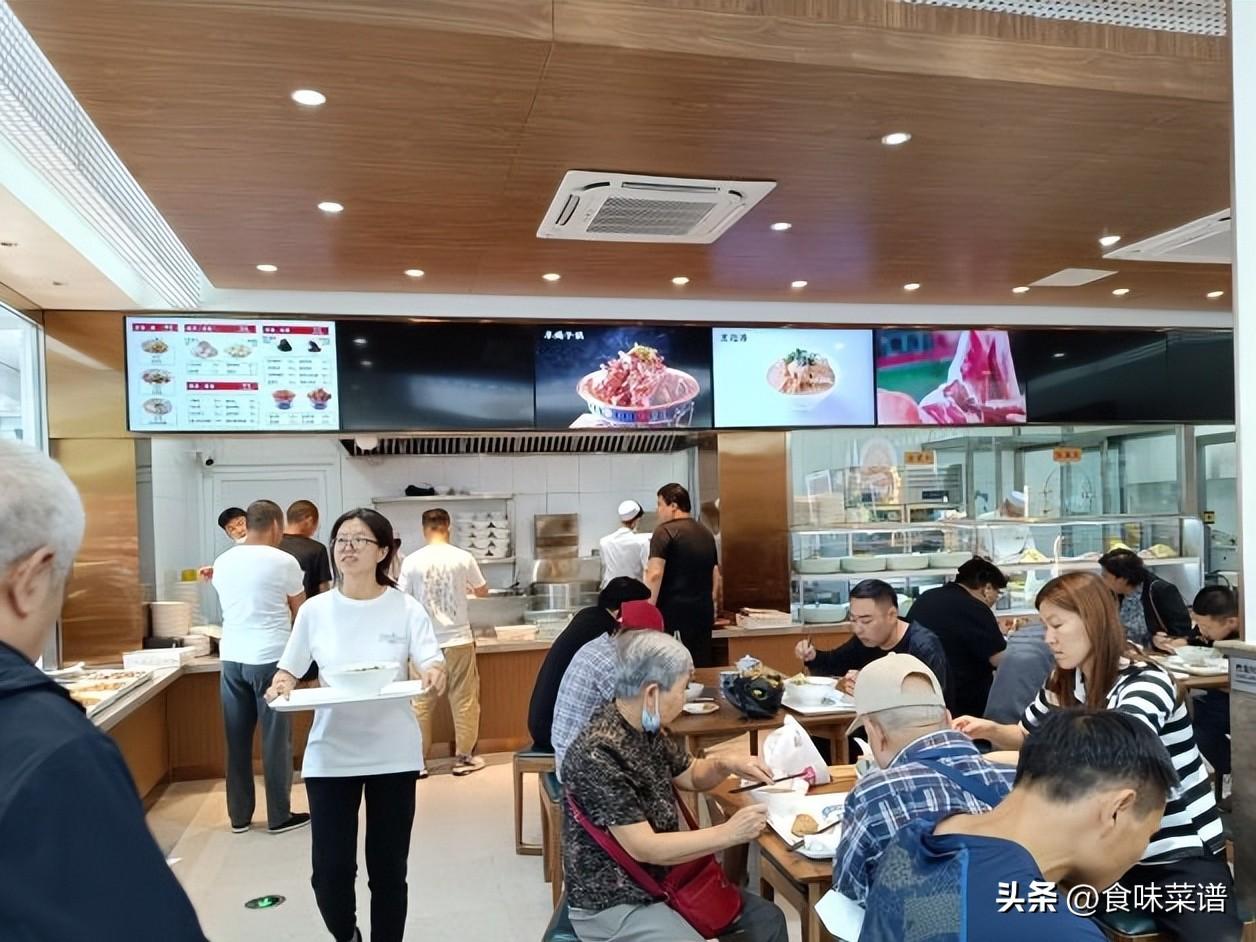 北京最好吃的酱牛肉店，牛肉酱香浓郁，烧饼一元一个，饭点人太多