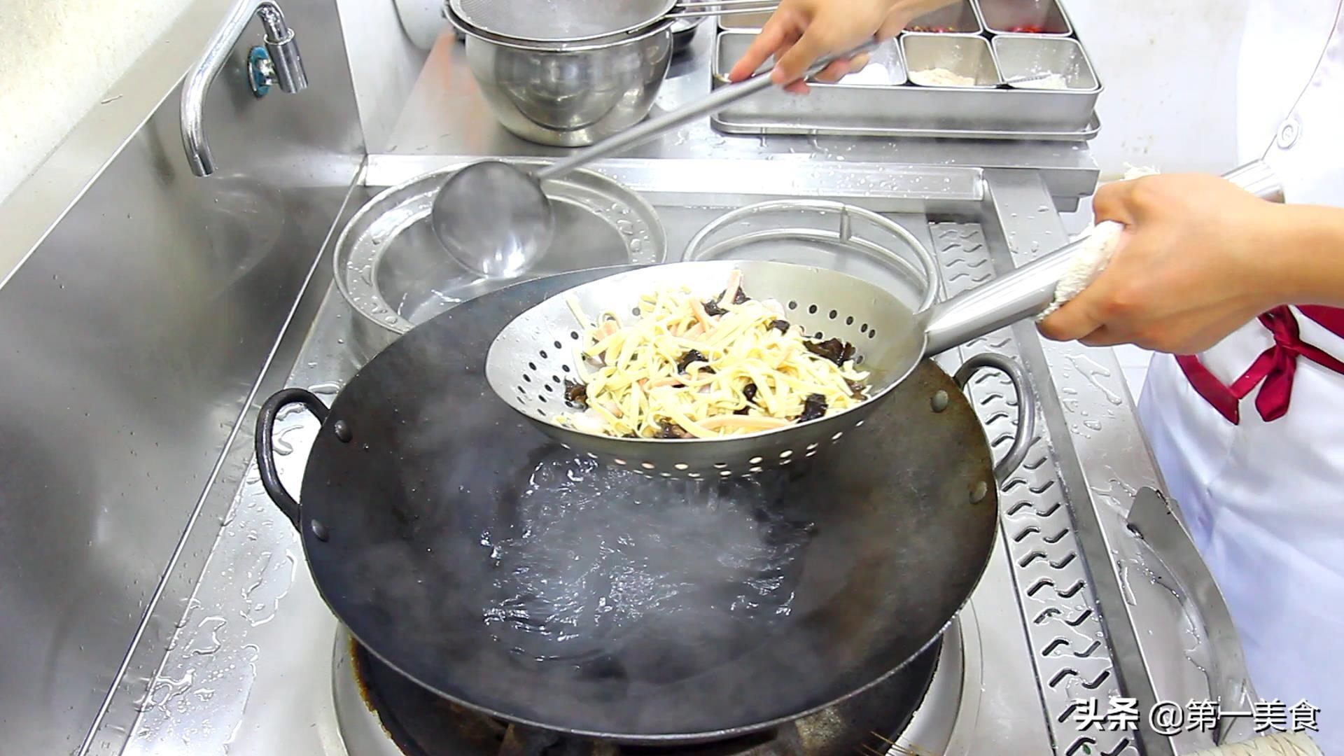 天然酵母制作的刈包，表面光滑，白泡泡的，让人看了就心生欢喜