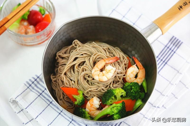 夏天这样做凉面，十几分钟完成，看着清爽，吃完还不用担心长肉