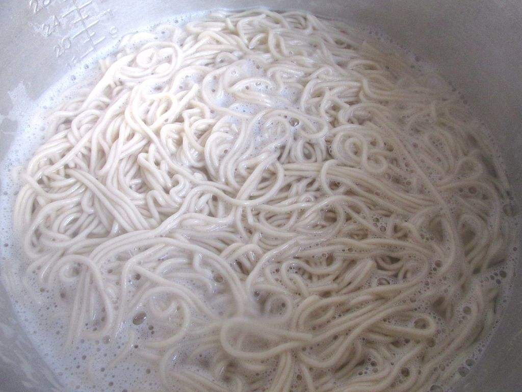 教你土豆炸酱拌面条的秘制做法，咸香美味又有营养，值得一试