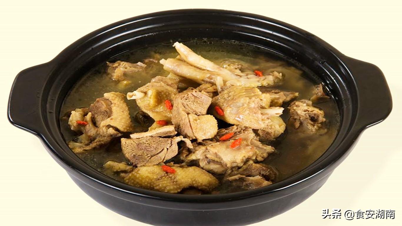 美食湖南、经典湘菜——茅根炖土鸭，香甜醇厚、味美鲜香扑鼻来