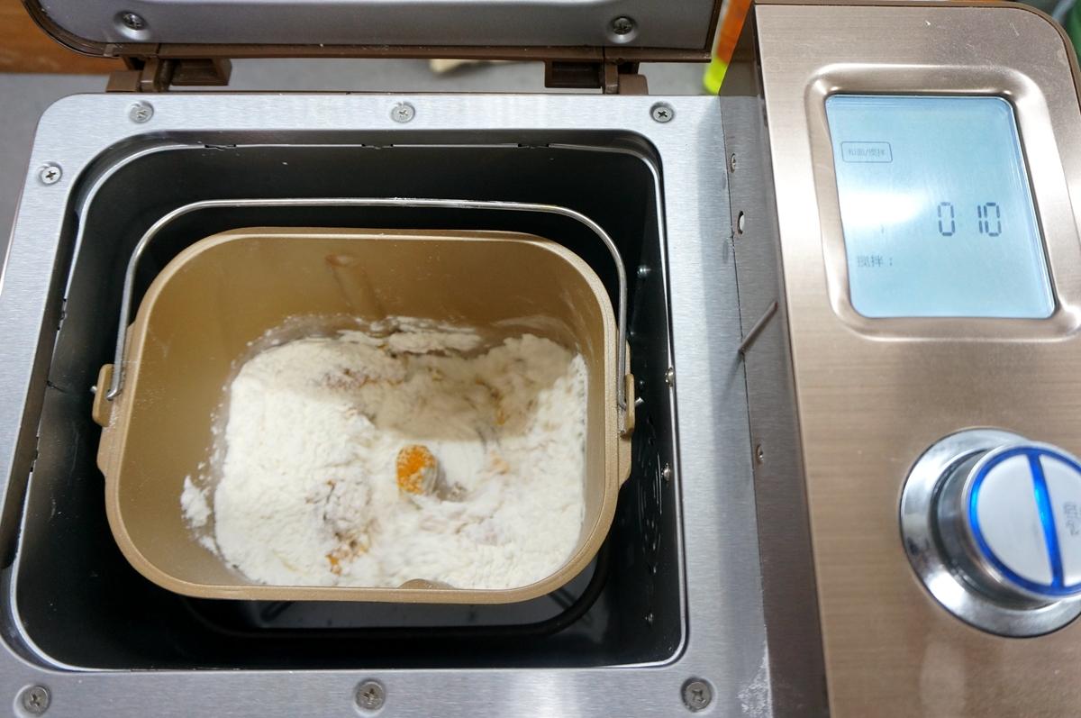 用南瓜面粉做个千层蒸饼，暄软层次数不清，老人孩子有口福了！