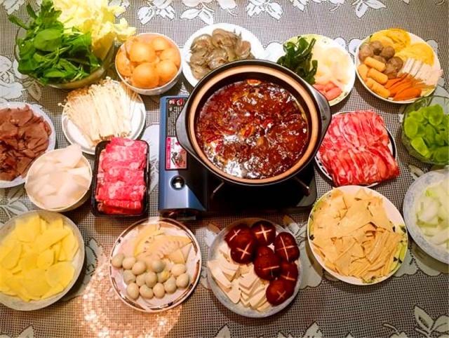 家庭自制香辣三鲜火锅，成本不到200元，六七个人能吃撑