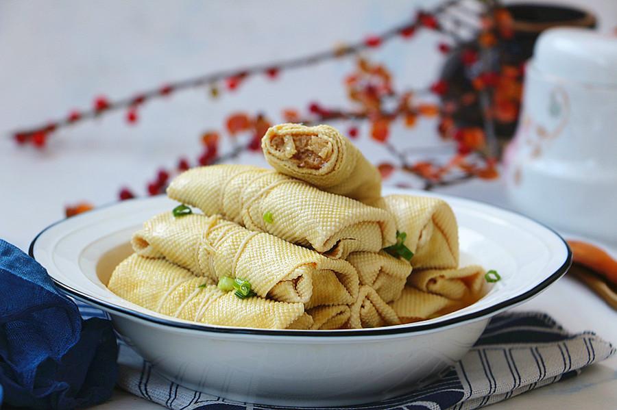 半碗肉末，两张豆皮，做江浙特色美食千张包，鲜美简单易操作