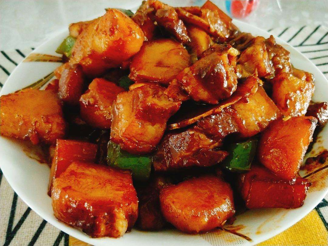 土豆焖猪肉，味道浓郁，软糯多汁，味道鲜美，特别好吃