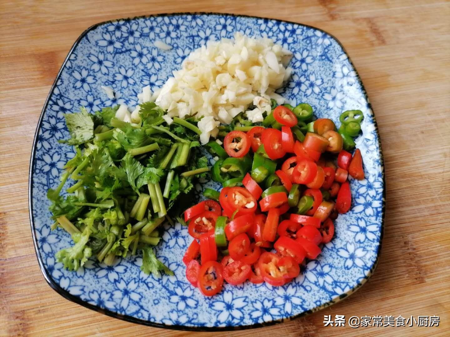 夏天吃茄子凉拌最爽口，一个窍门让茄子更入味，软而不烂清爽开胃