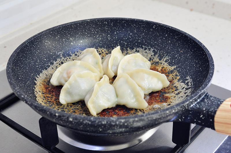 煎饺上的冰花，到底是面粉还是淀粉做的？加多少水才焦脆不糊？