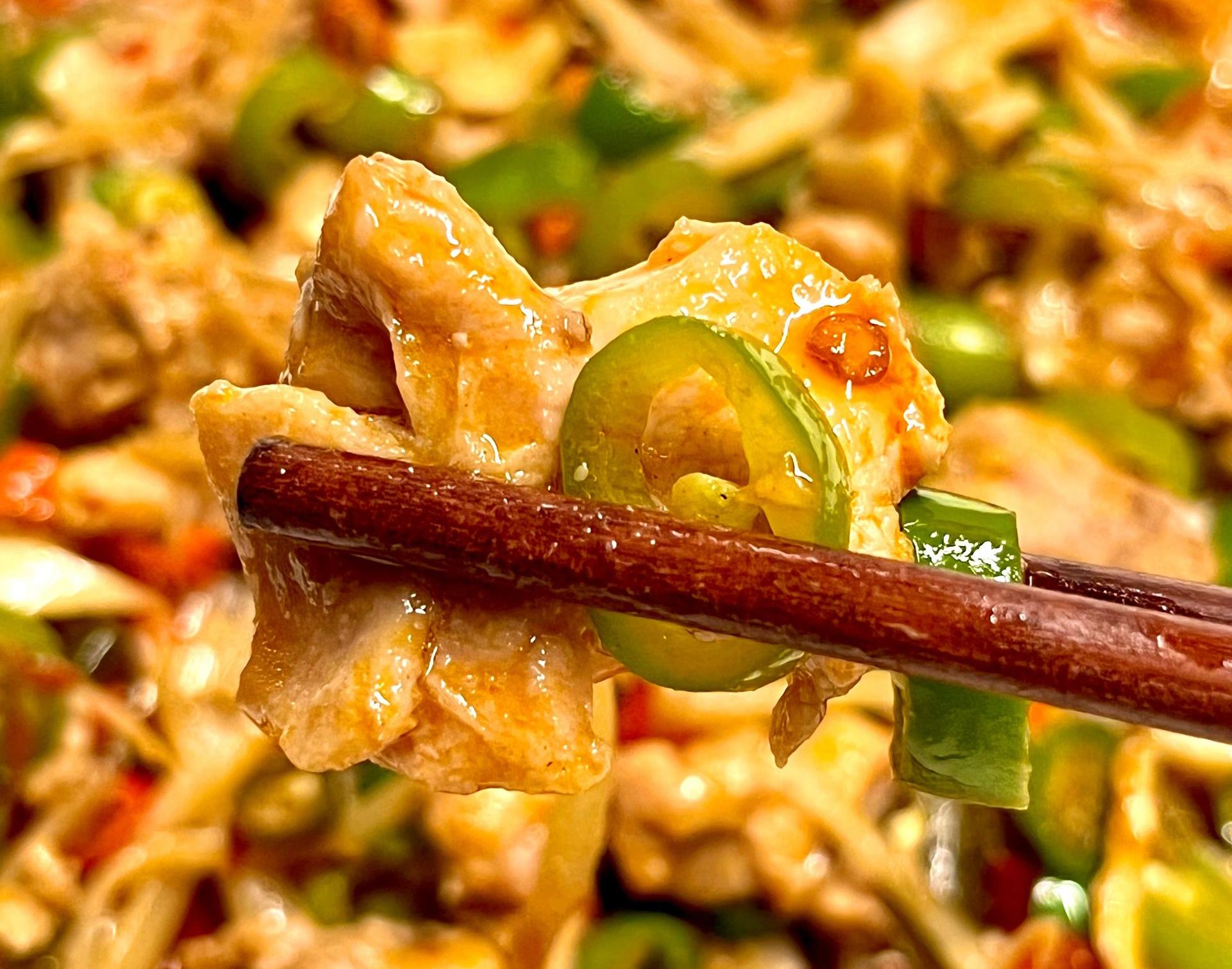 家庭版的仔姜鲜锅兔这样做，麻辣鲜香无腥味，软糯嫩滑，下酒下饭