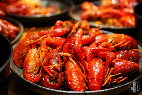 只吃过蒜苗盐煎肉哇？试下它炒盐煎肉，自带糖味，不要甜面酱，白砂糖…记第